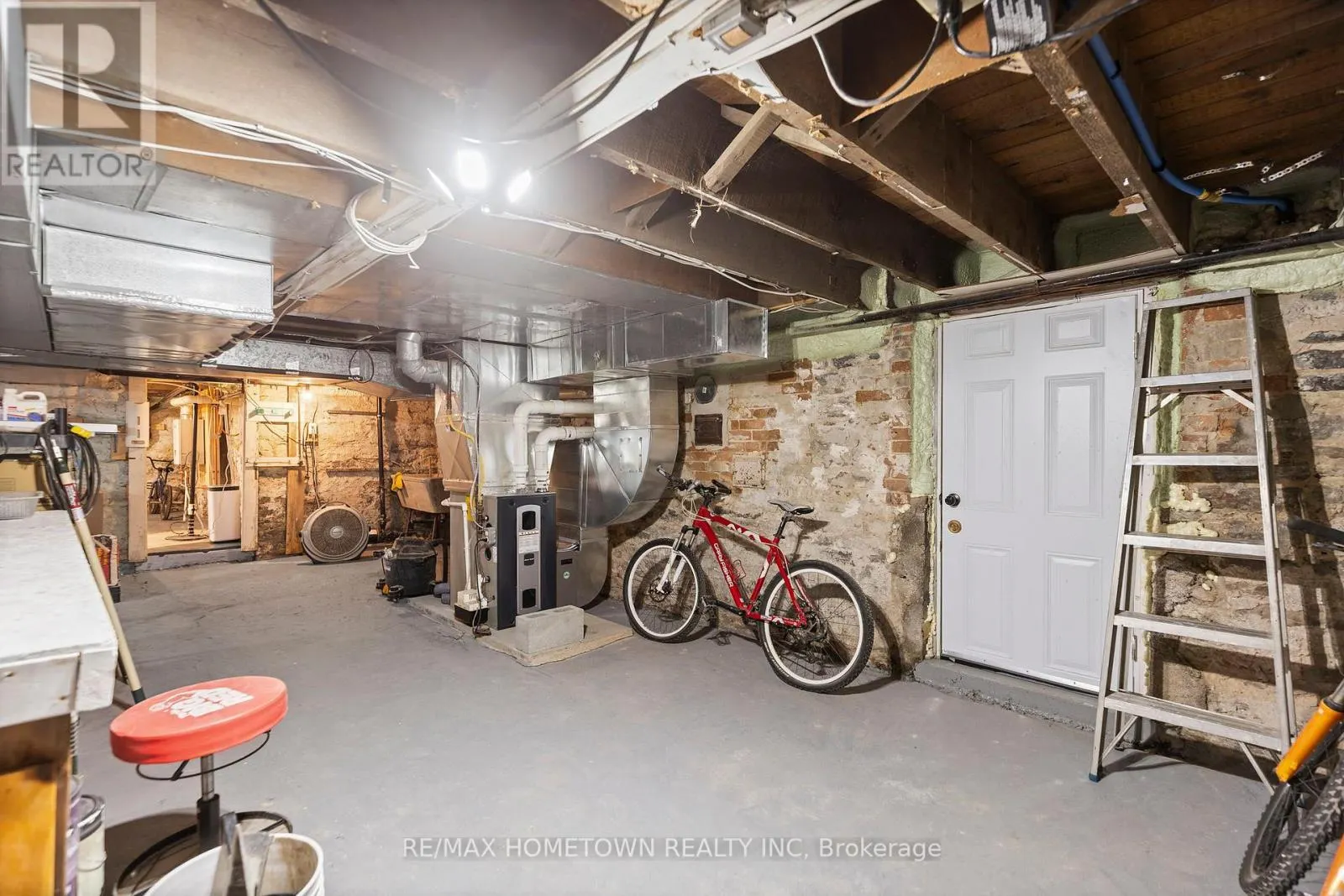 198 JAMES STREET W