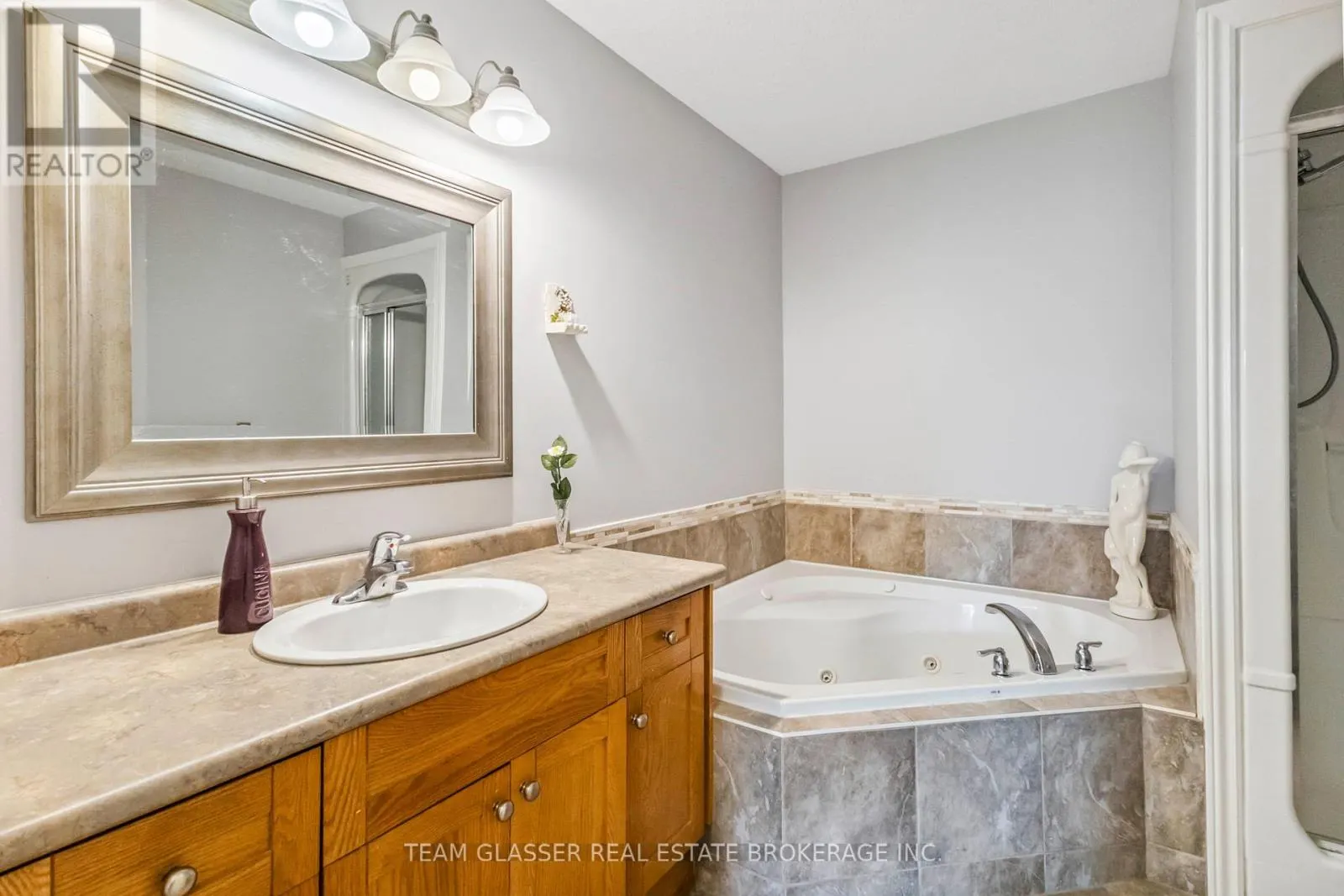 5 - 5 FOXHOLLOW DRIVE, #5