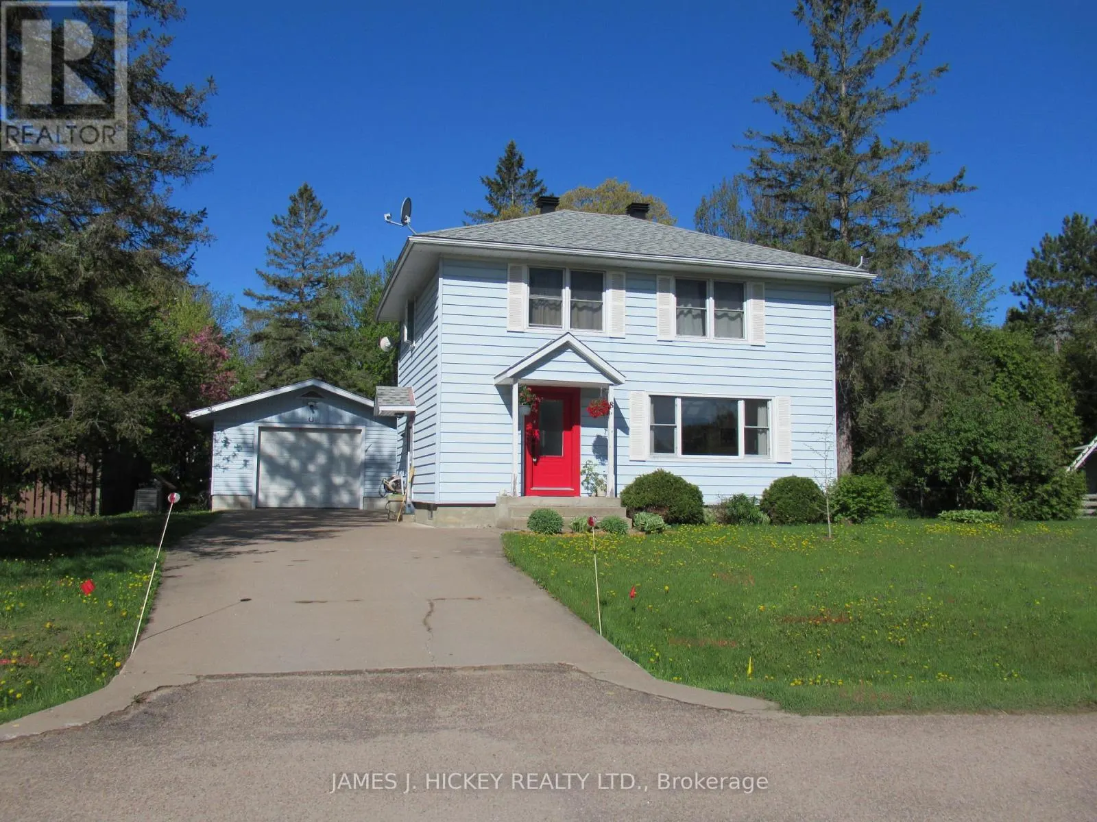 8 TWEEDSMUIR PLACE