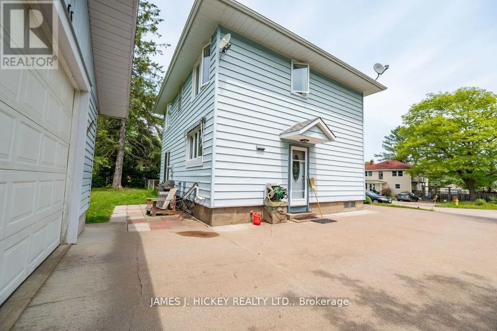 8 TWEEDSMUIR PLACE