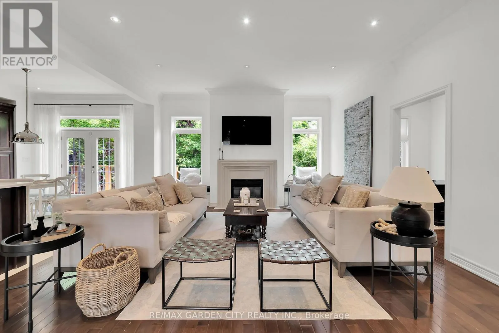 6 VANDERBURGH LANE