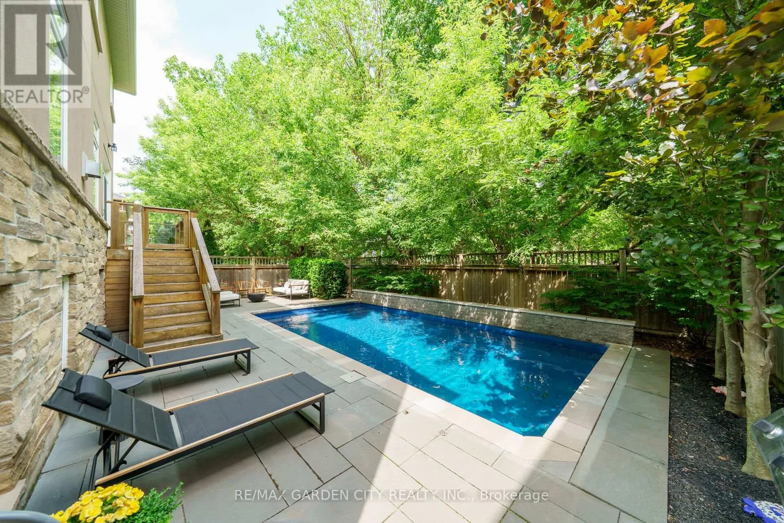 6 VANDERBURGH LANE