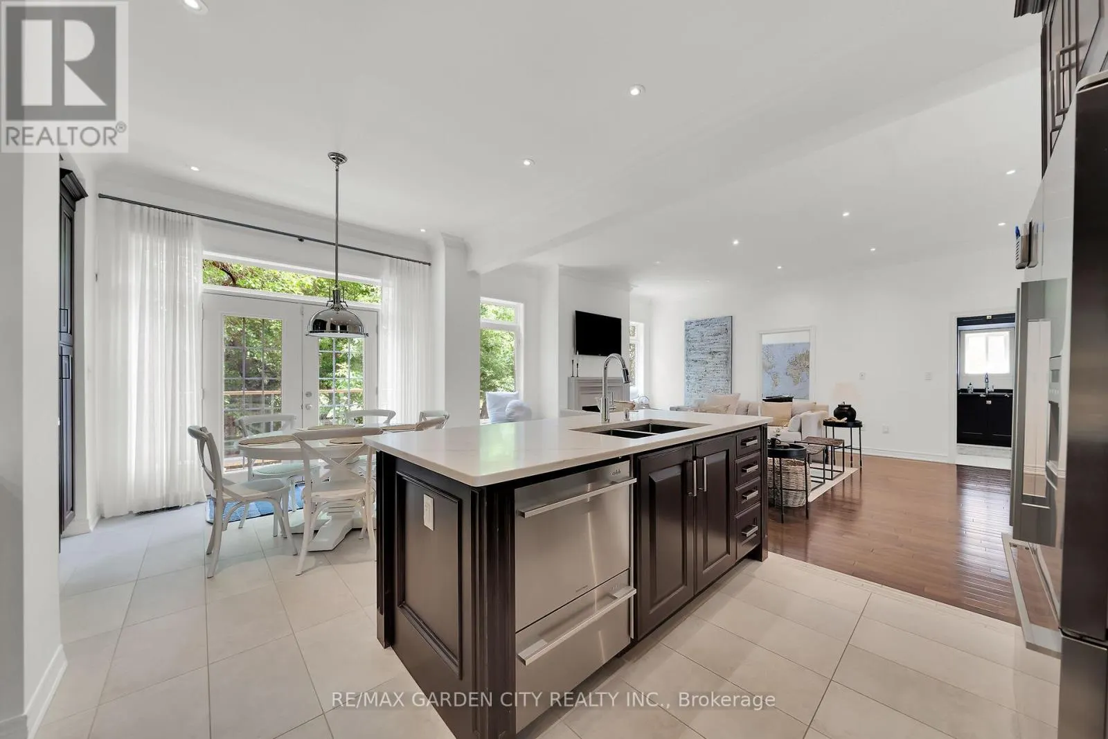 6 VANDERBURGH LANE