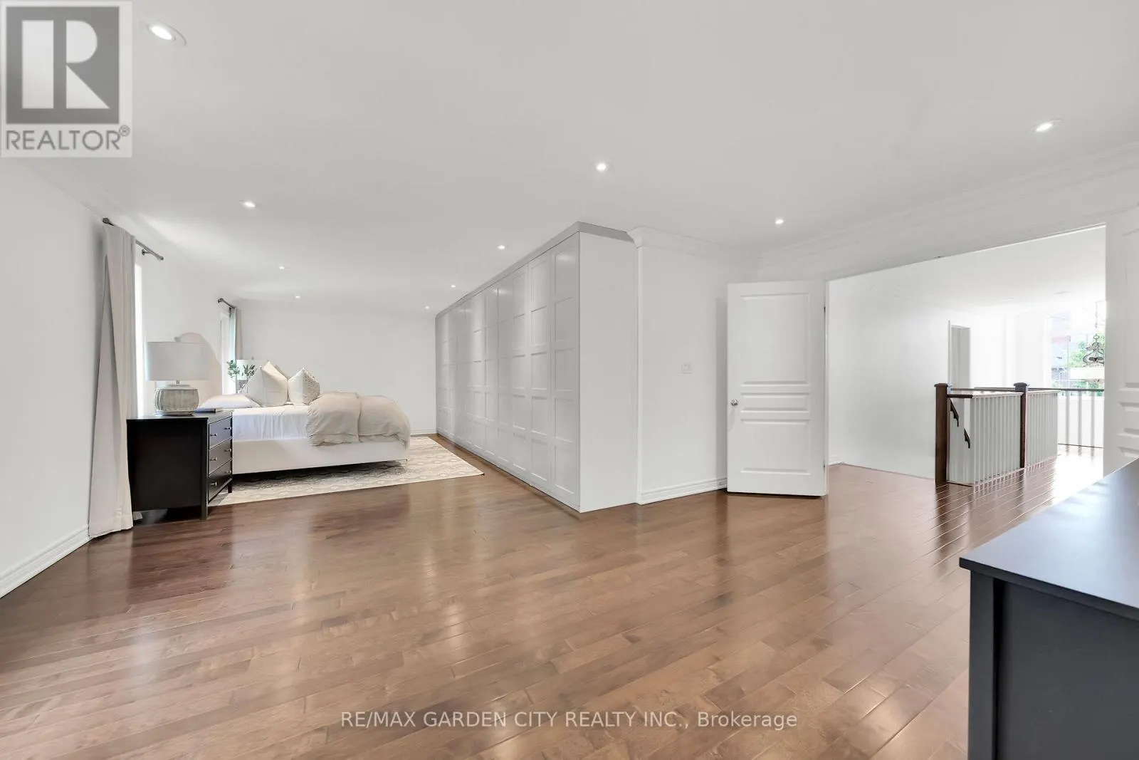 6 VANDERBURGH LANE