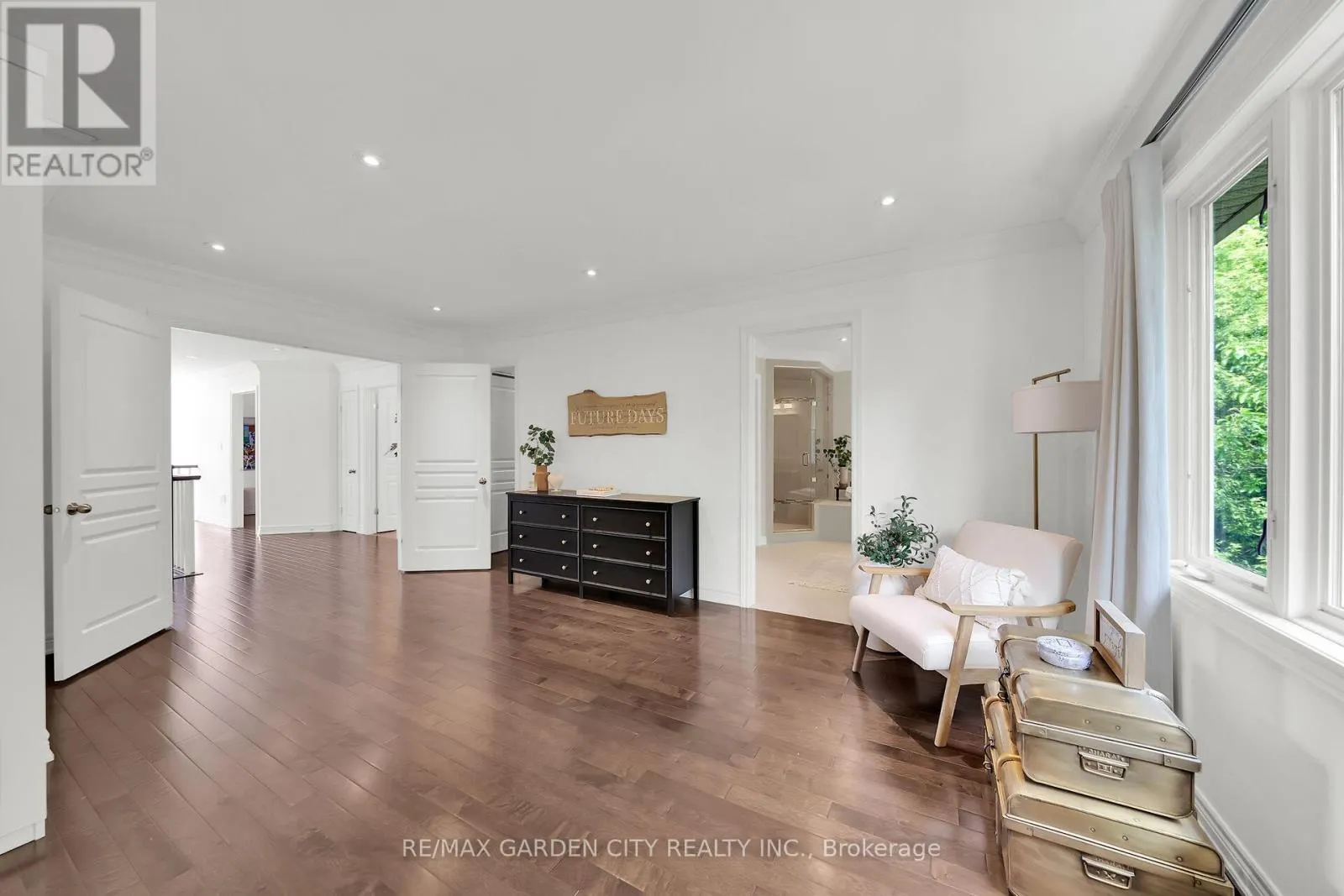 6 VANDERBURGH LANE