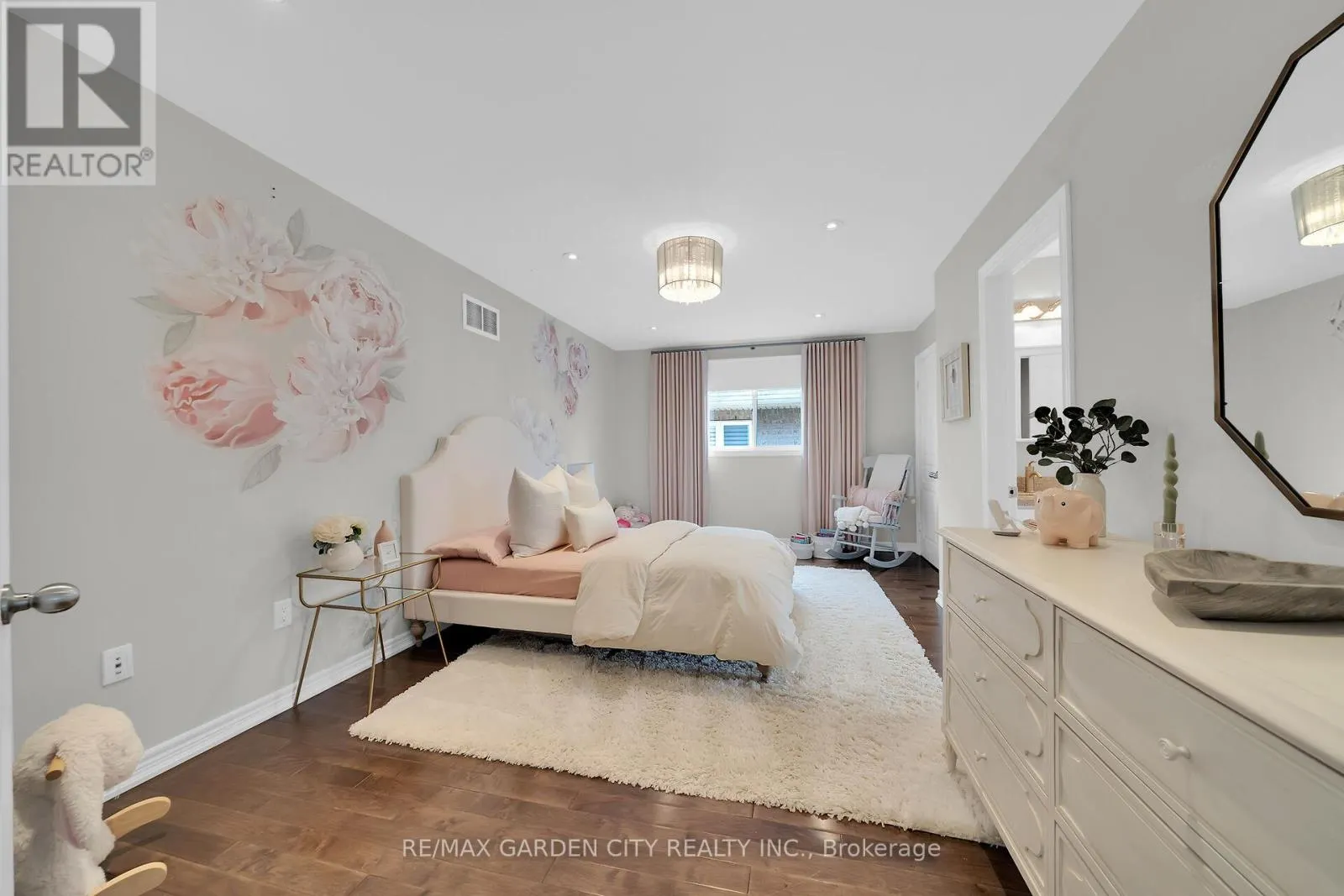 6 VANDERBURGH LANE