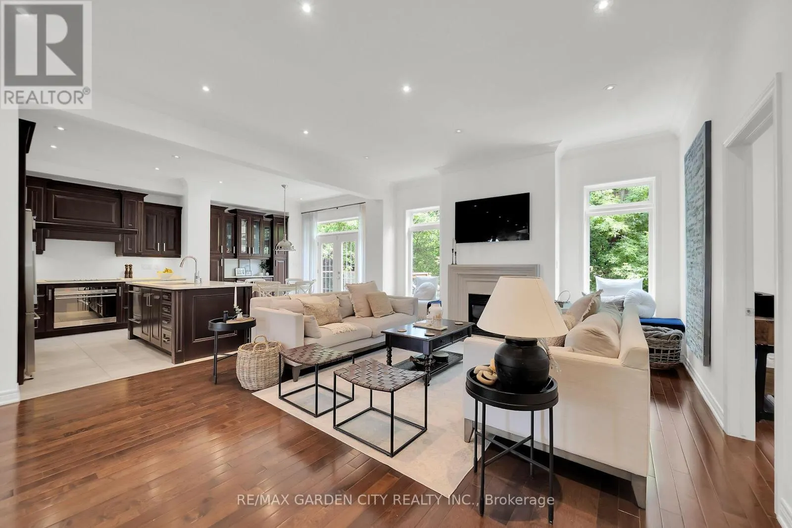 6 VANDERBURGH LANE