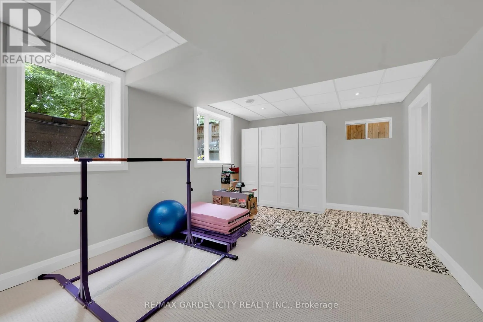 6 VANDERBURGH LANE