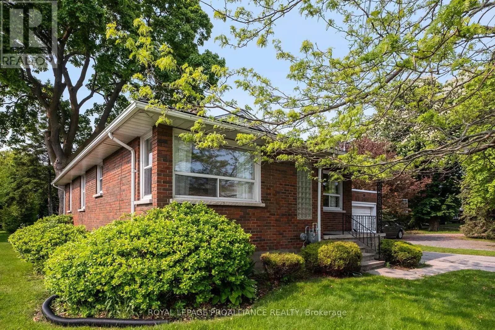 40 UNIVERSITY AVENUE W
