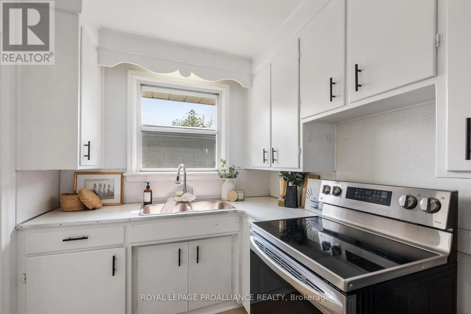40 UNIVERSITY AVENUE W