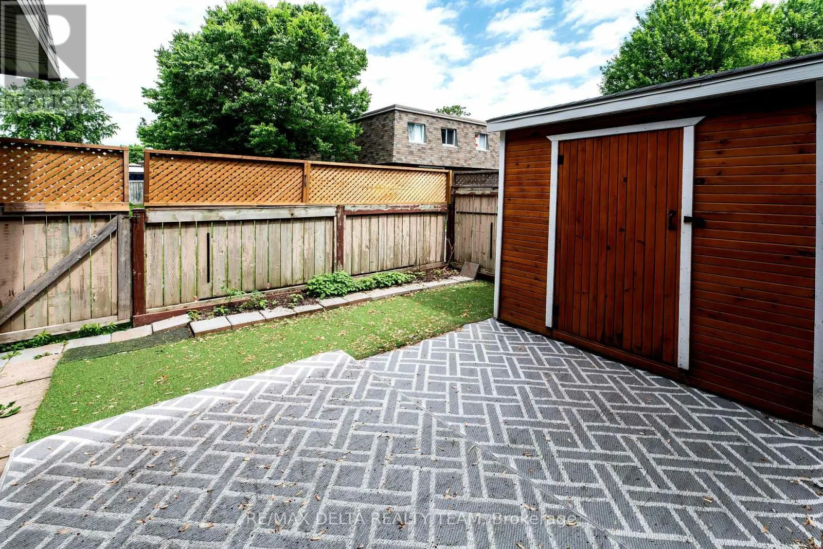 - - 3024 FAIRLEA CRESCENT