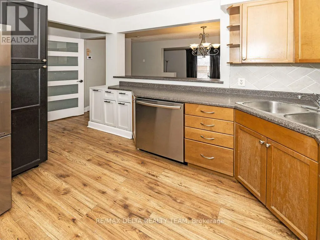 - - 3024 FAIRLEA CRESCENT