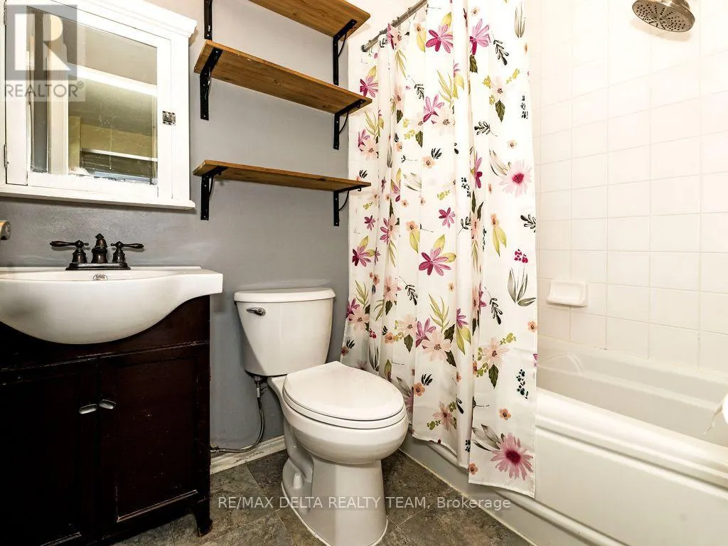 - - 3024 FAIRLEA CRESCENT