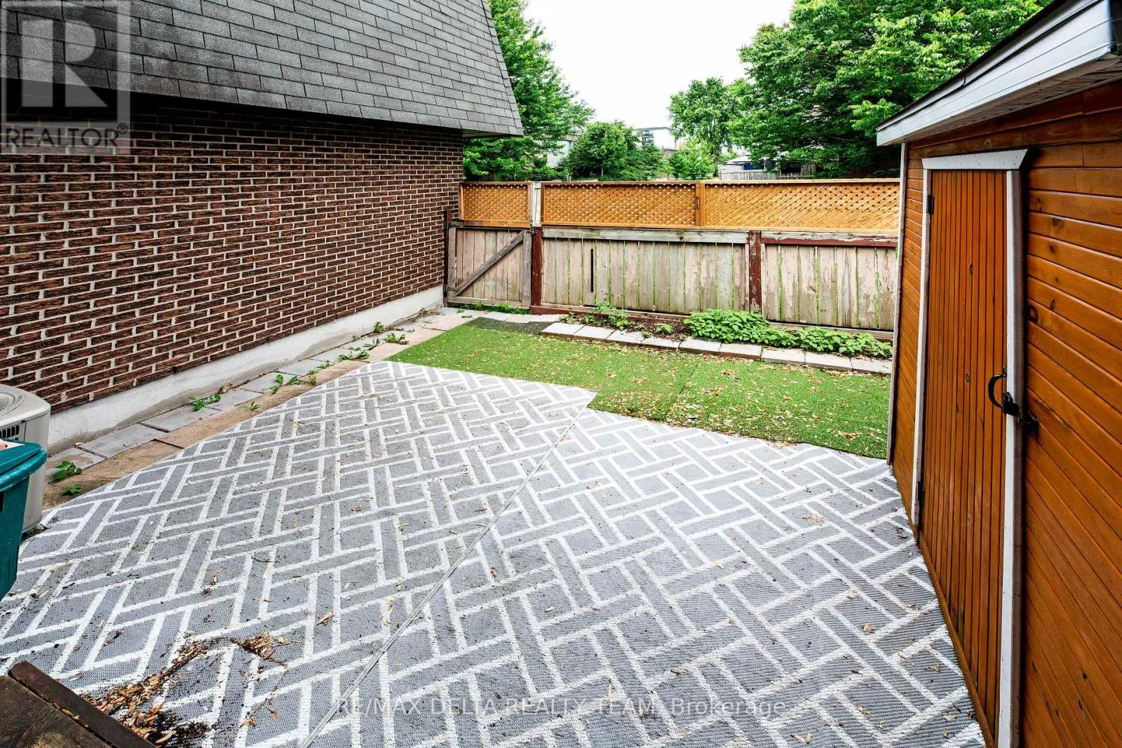 - - 3024 FAIRLEA CRESCENT