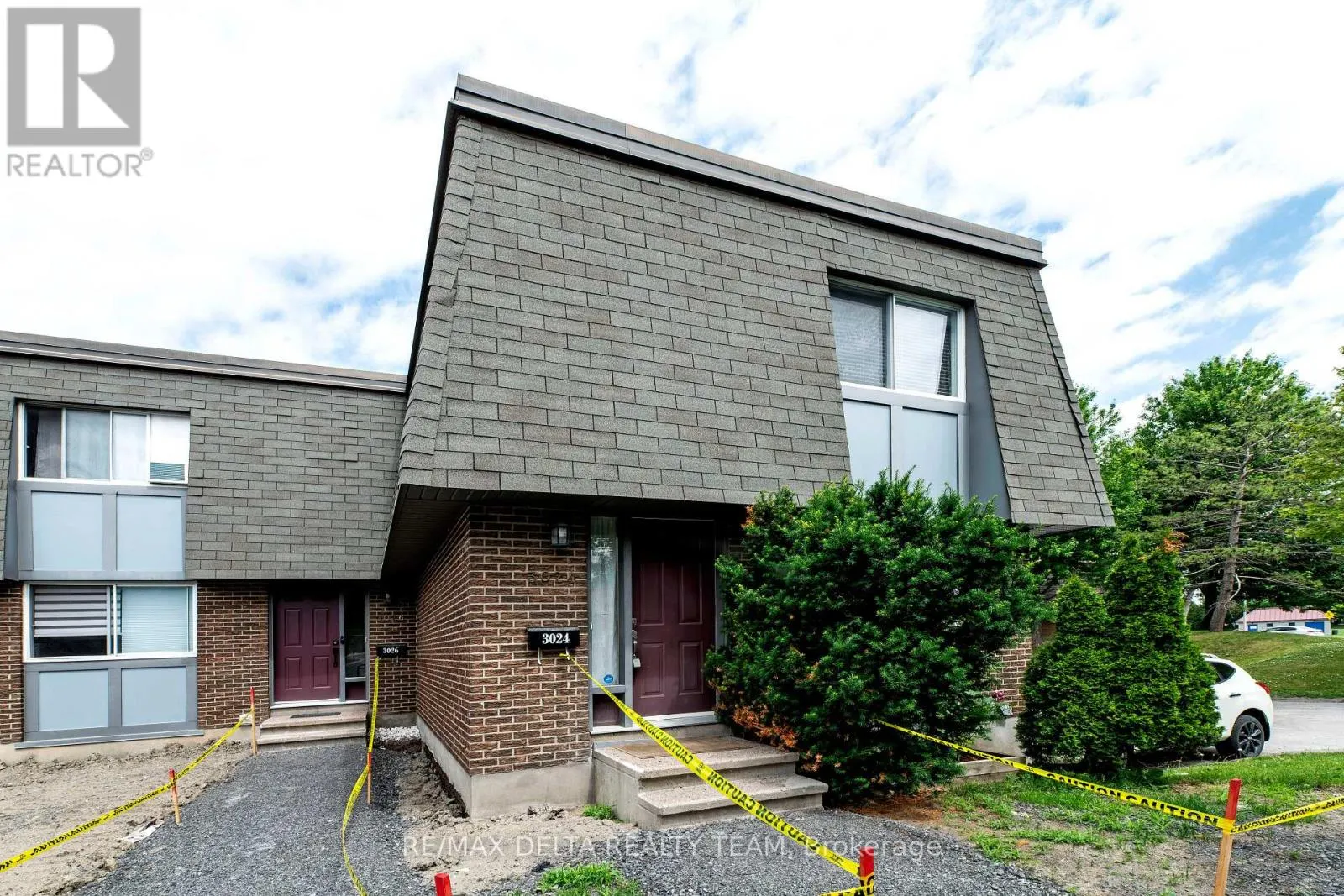 - - 3024 FAIRLEA CRESCENT
