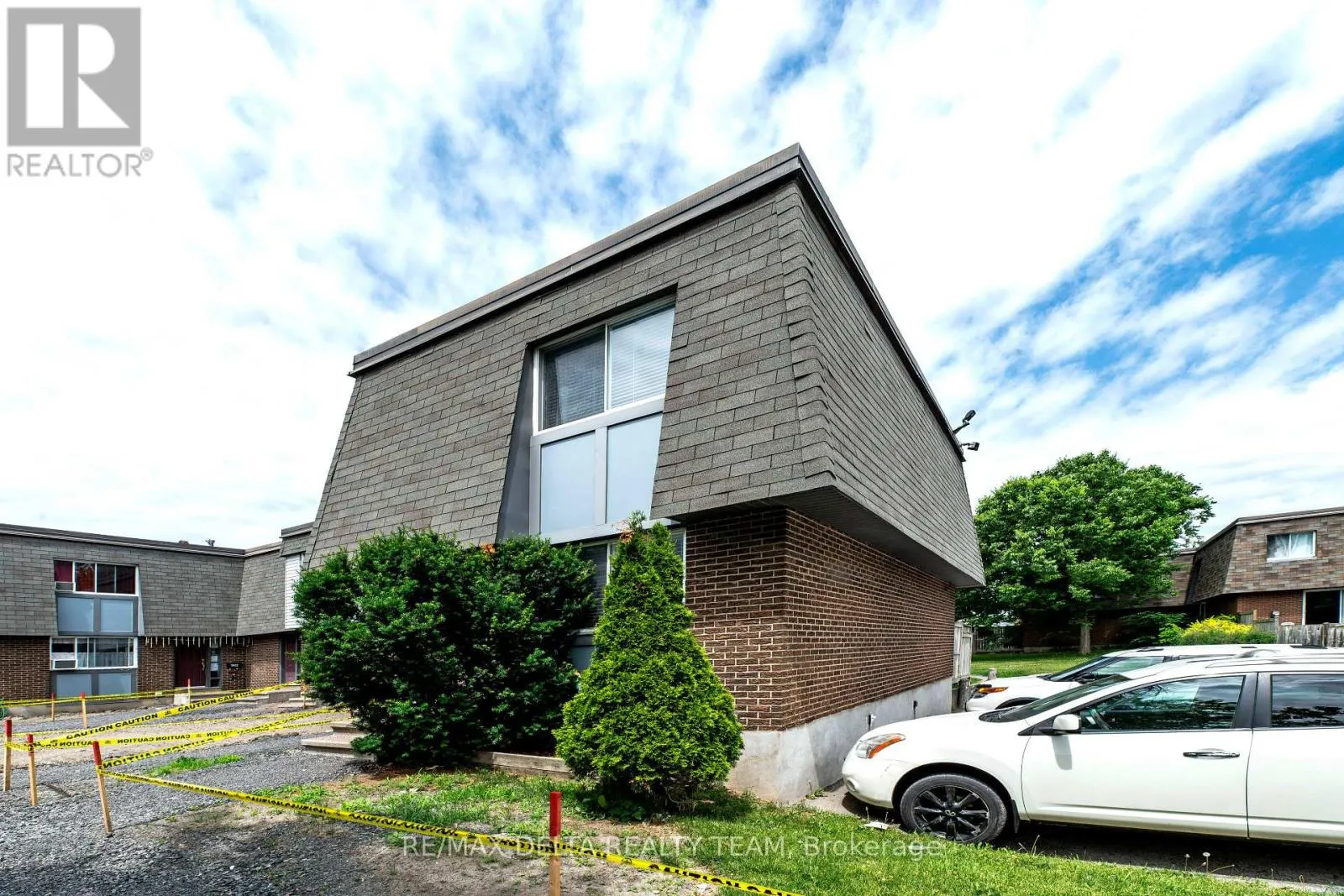 - - 3024 FAIRLEA CRESCENT