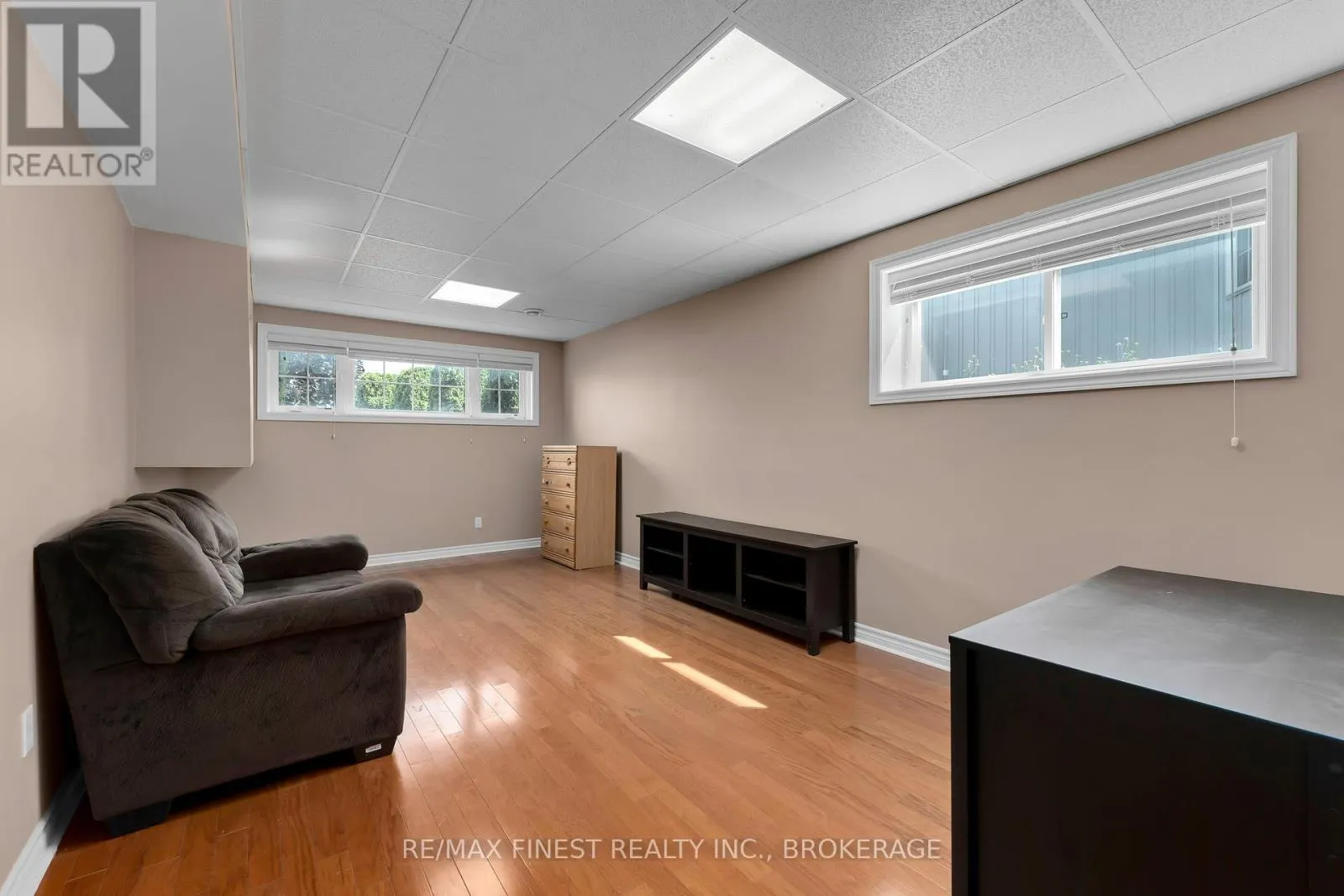 43 FOLLWELL CRESCENT