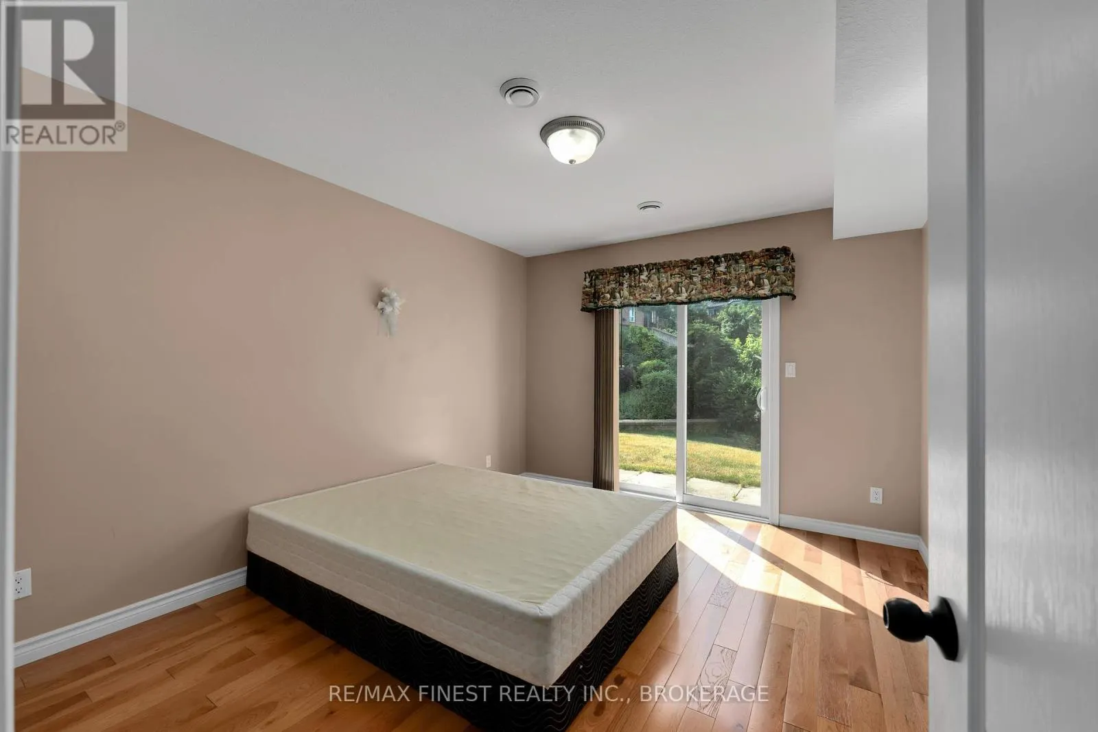 43 FOLLWELL CRESCENT
