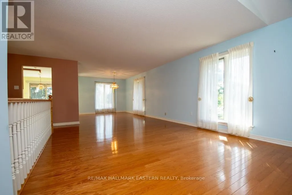 2 HUNTINGWOOD CRESCENT
