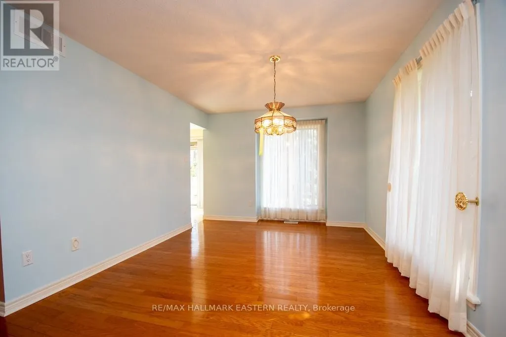 2 HUNTINGWOOD CRESCENT