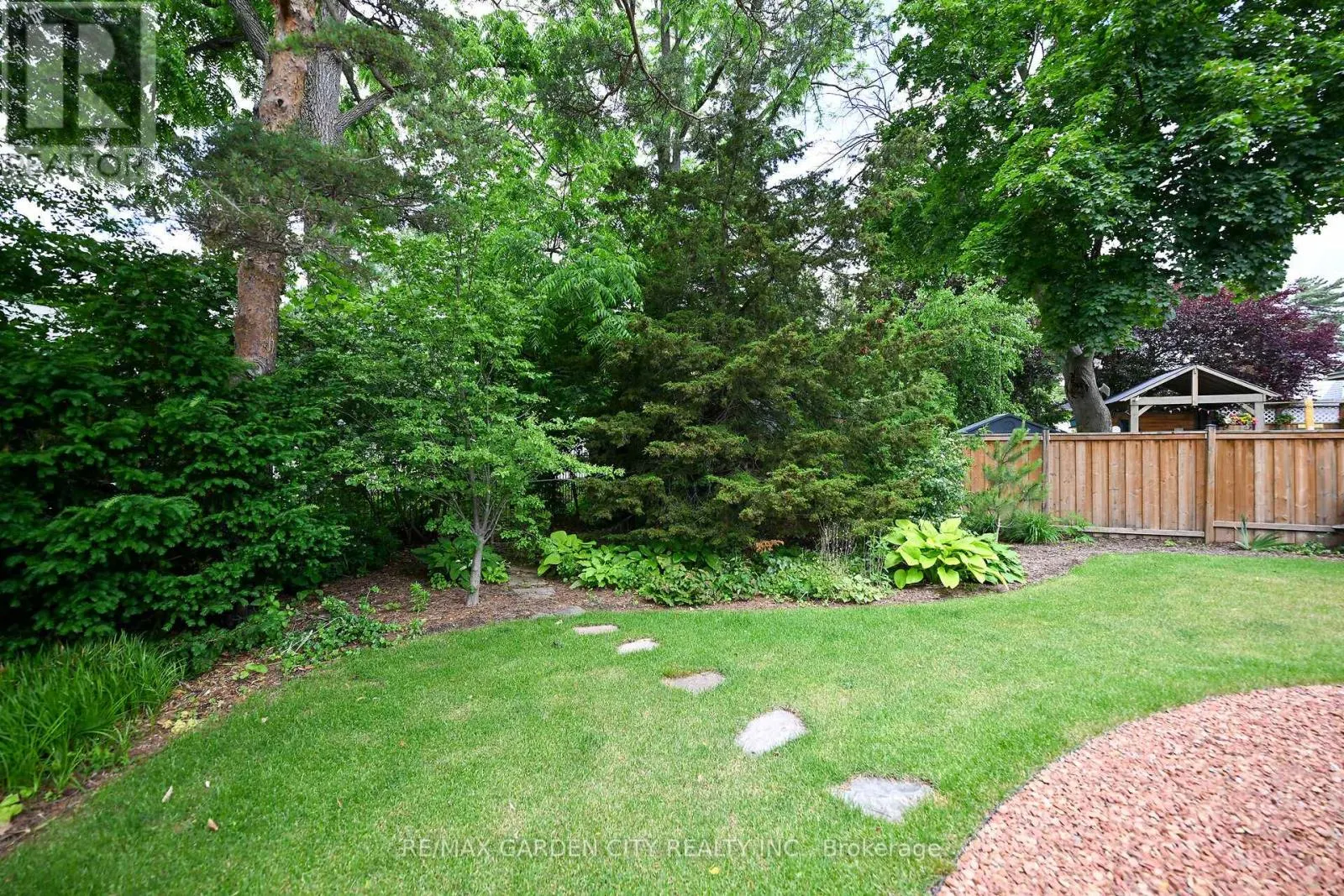14 ROBINSON STREET S