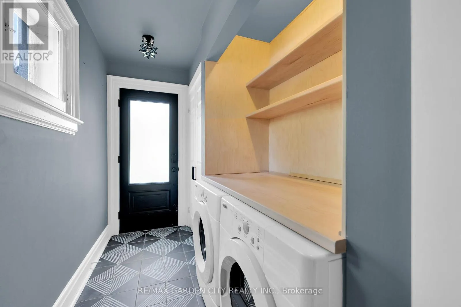 14 ROBINSON STREET S