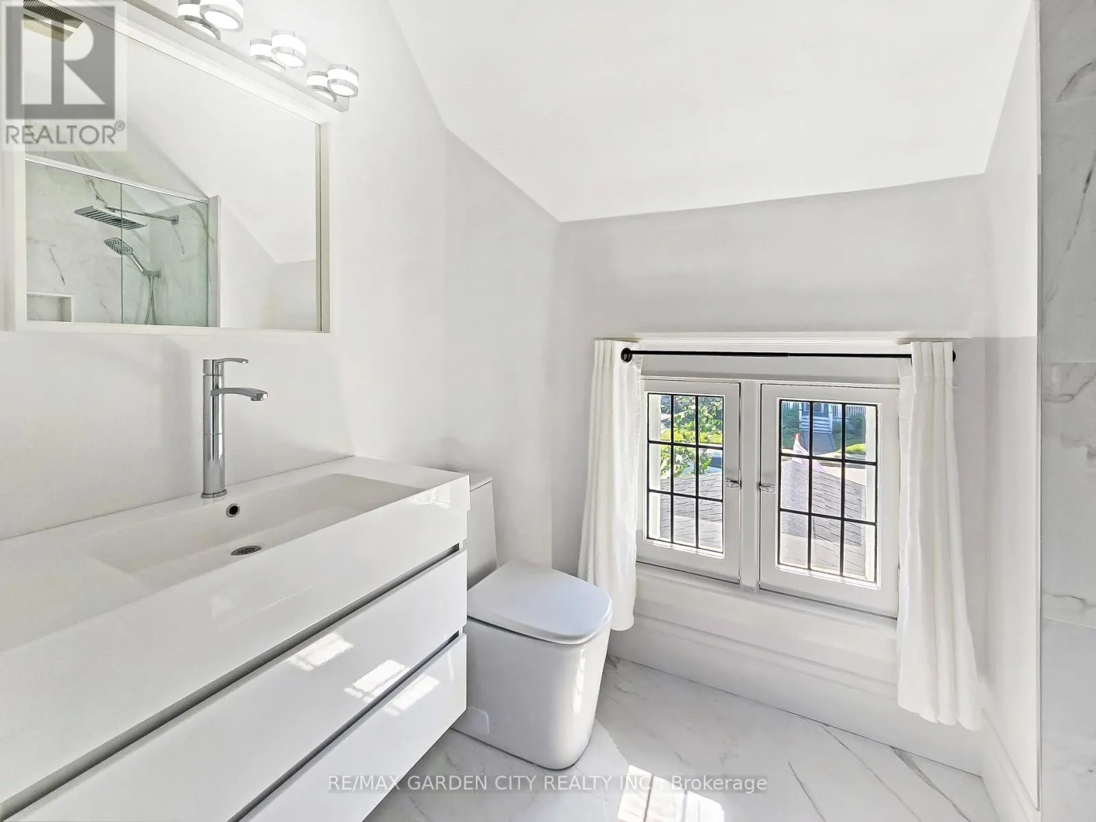 14 ROBINSON STREET S