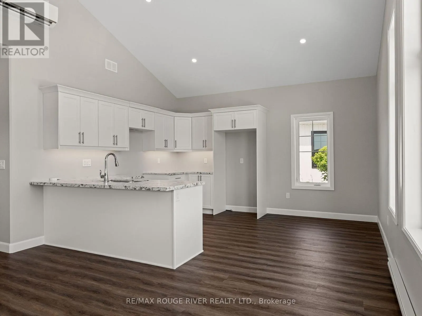 201 - 14 MEADOWCREEK DRIVE, #201