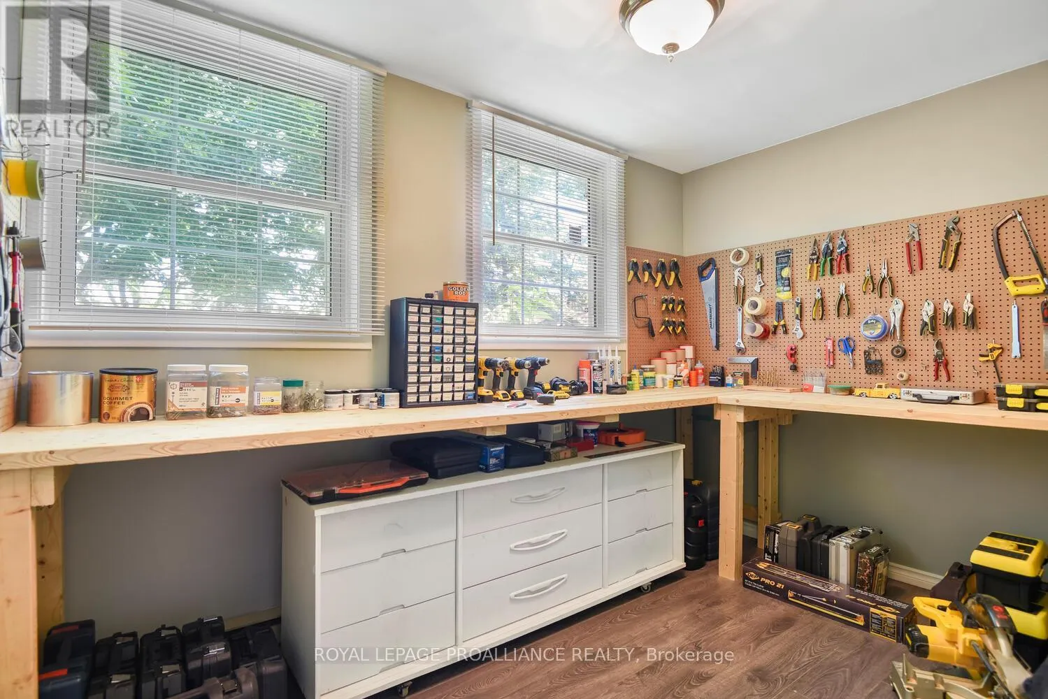 342 ABBOTT STREET W