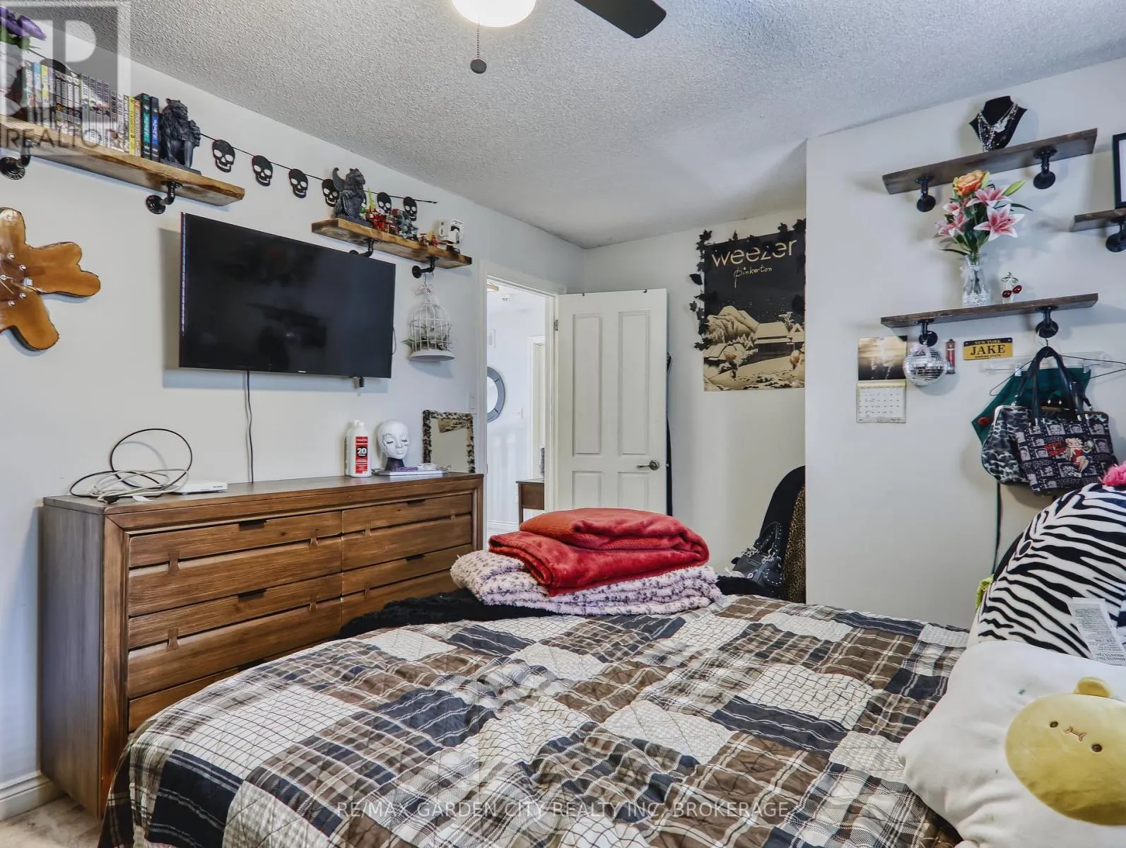 25 SUMNER CRESCENT