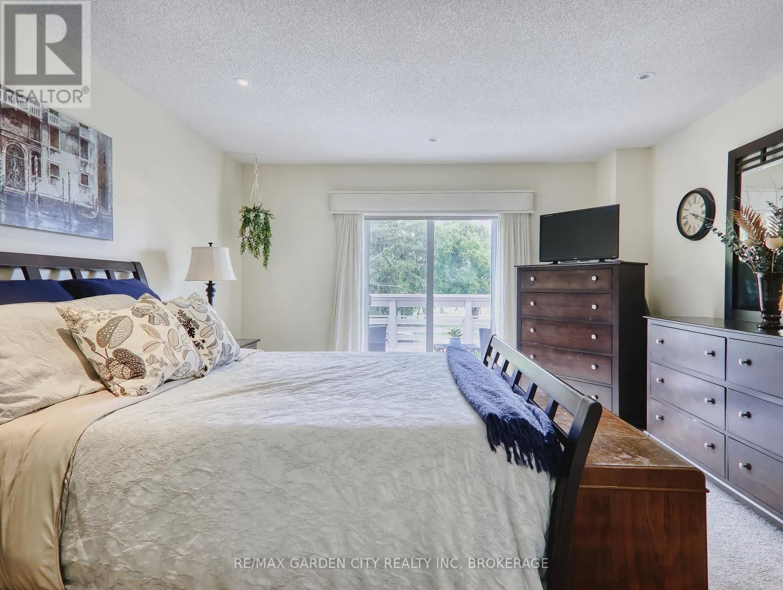 25 SUMNER CRESCENT