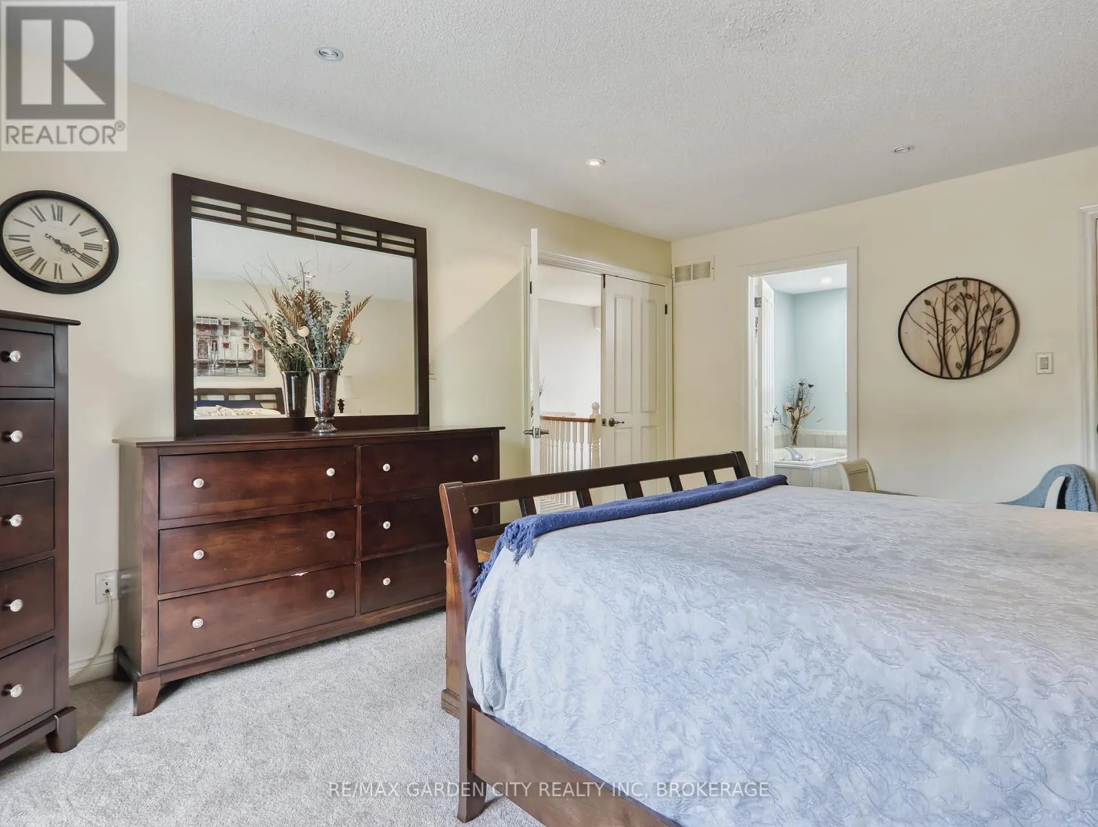 25 SUMNER CRESCENT
