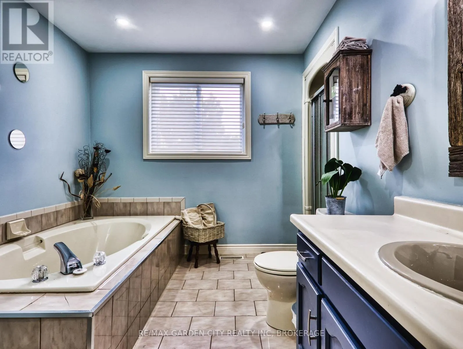 25 SUMNER CRESCENT