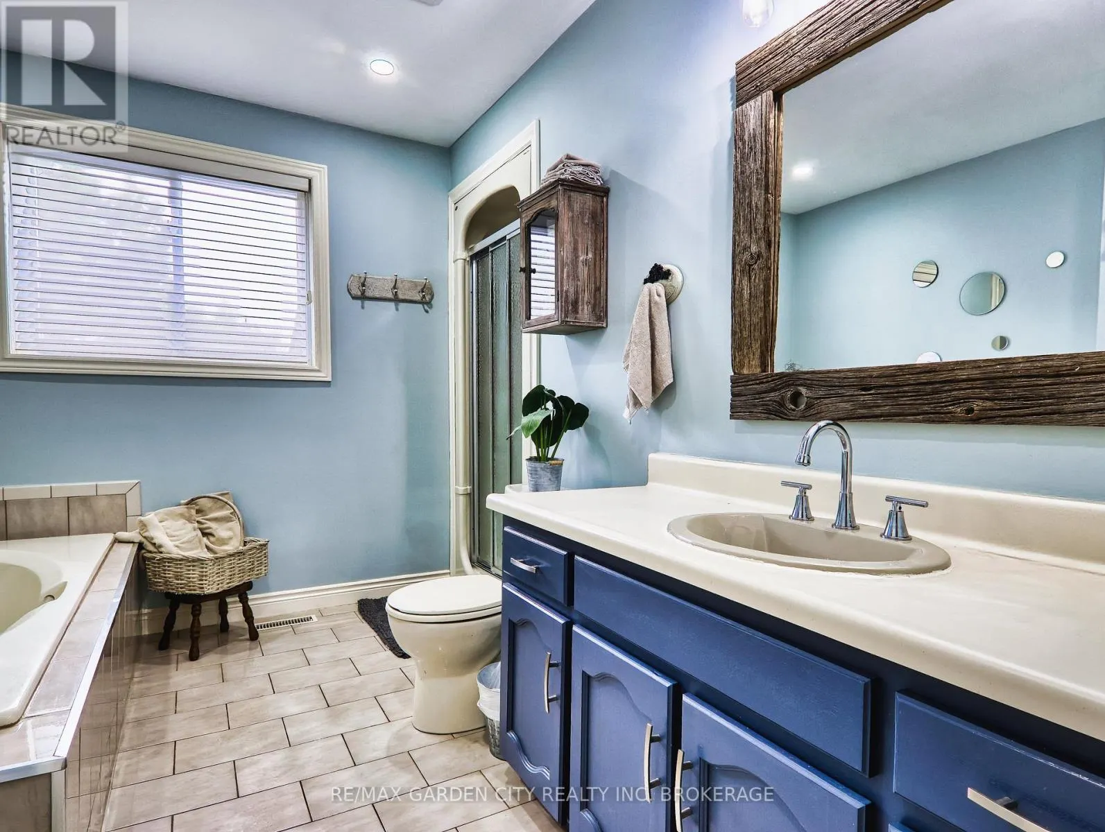25 SUMNER CRESCENT