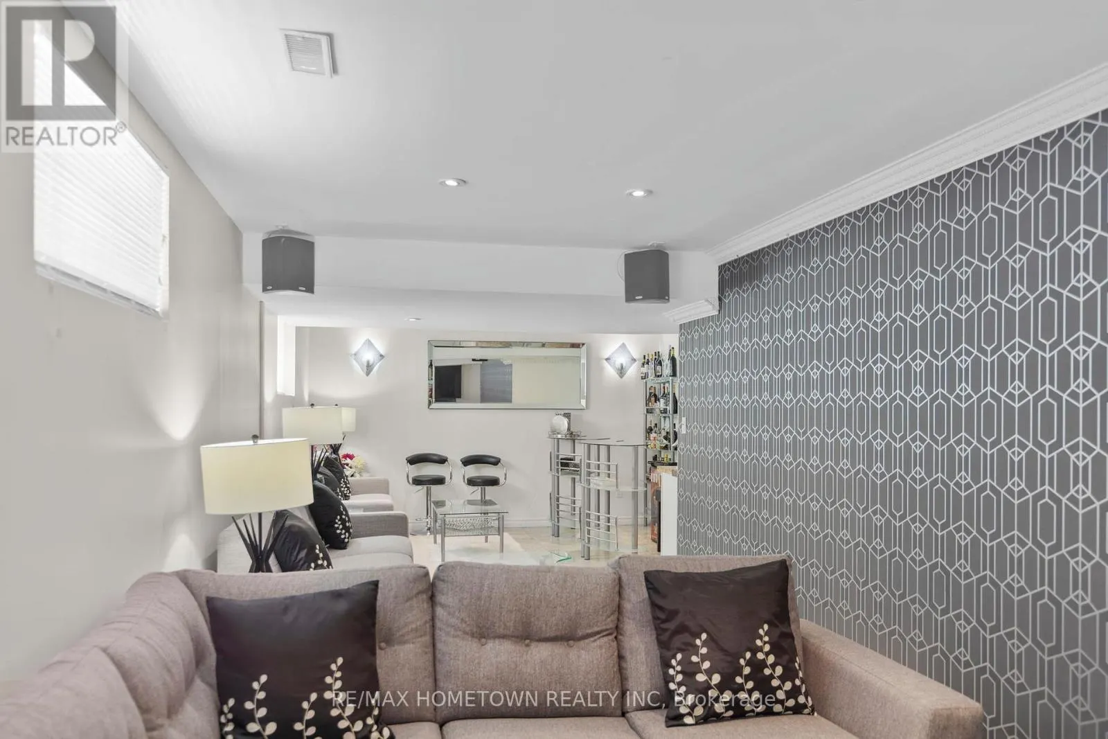 1020 CRESTWOOD DRIVE