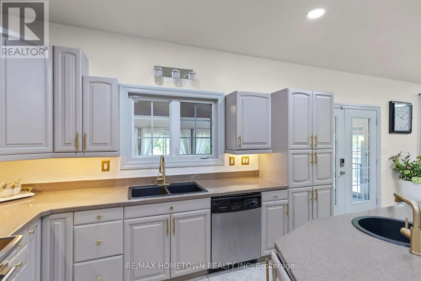 1020 CRESTWOOD DRIVE