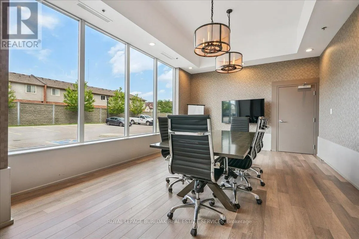 806 - 550 NORTH SERVICE ROAD
