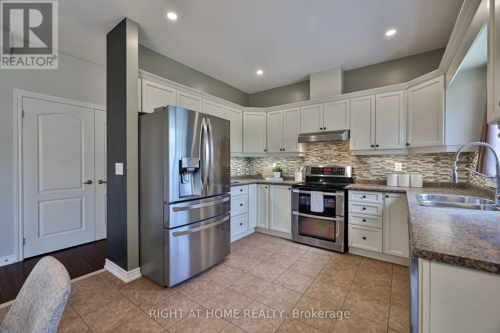 823 GREENLY DRIVE