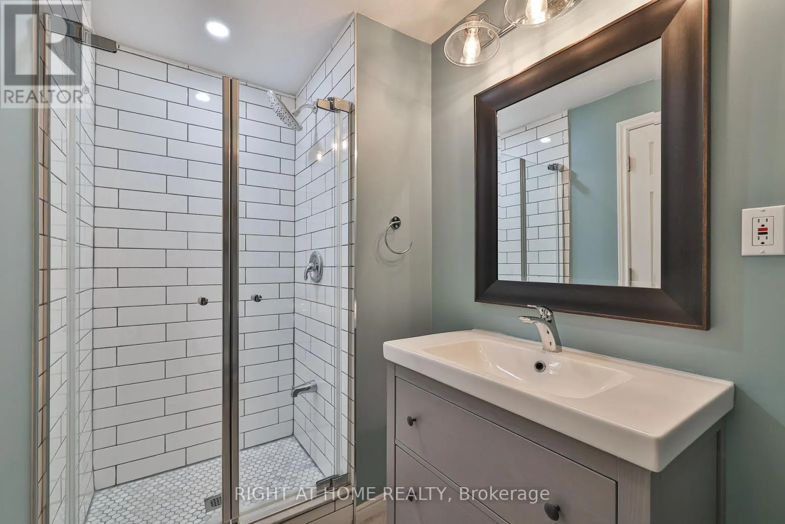 823 GREENLY DRIVE