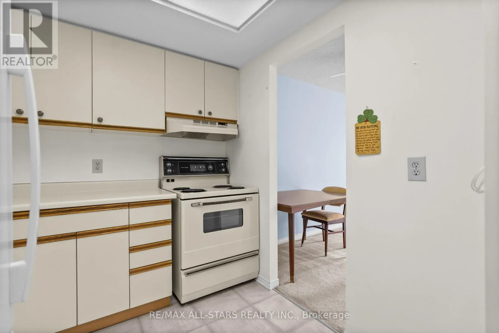 208 - 2 HERITAGE WAY