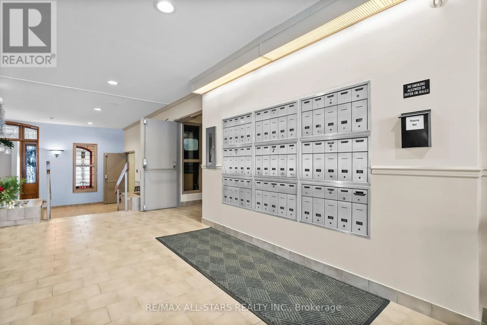 208 - 2 HERITAGE WAY