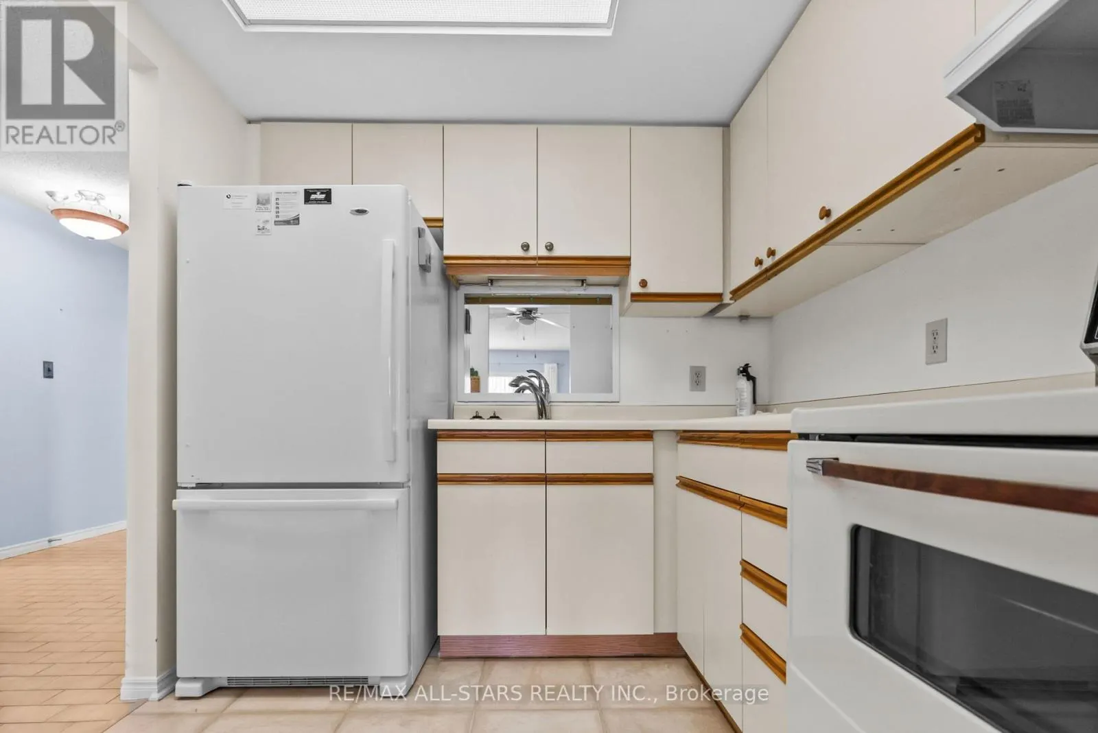 208 - 2 HERITAGE WAY