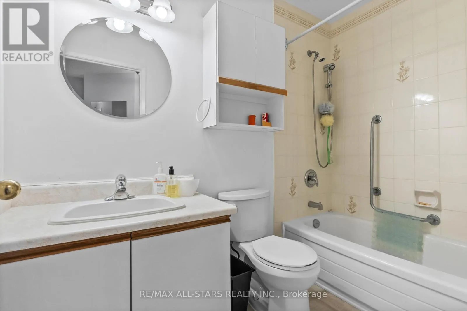 208 - 2 HERITAGE WAY