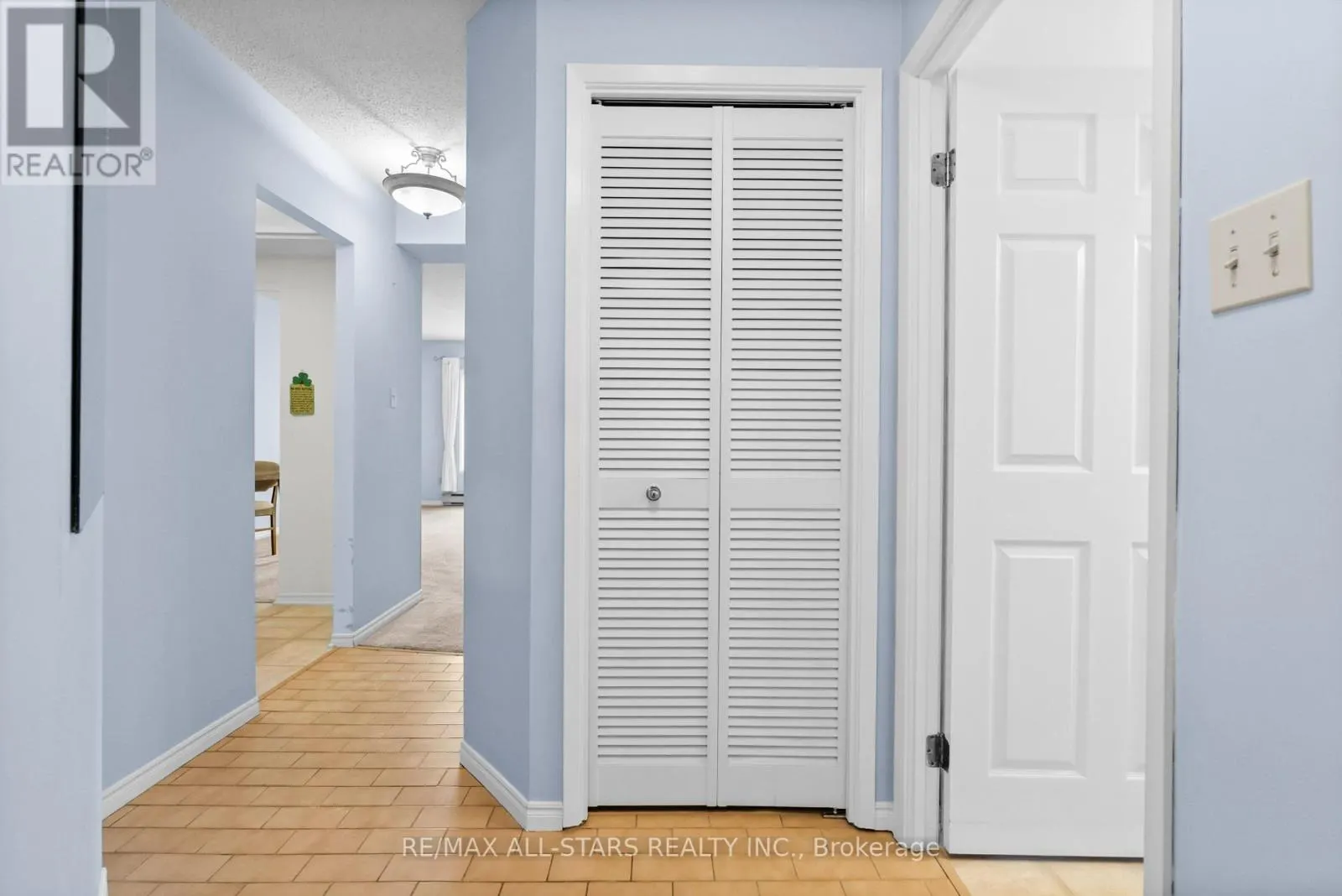 208 - 2 HERITAGE WAY