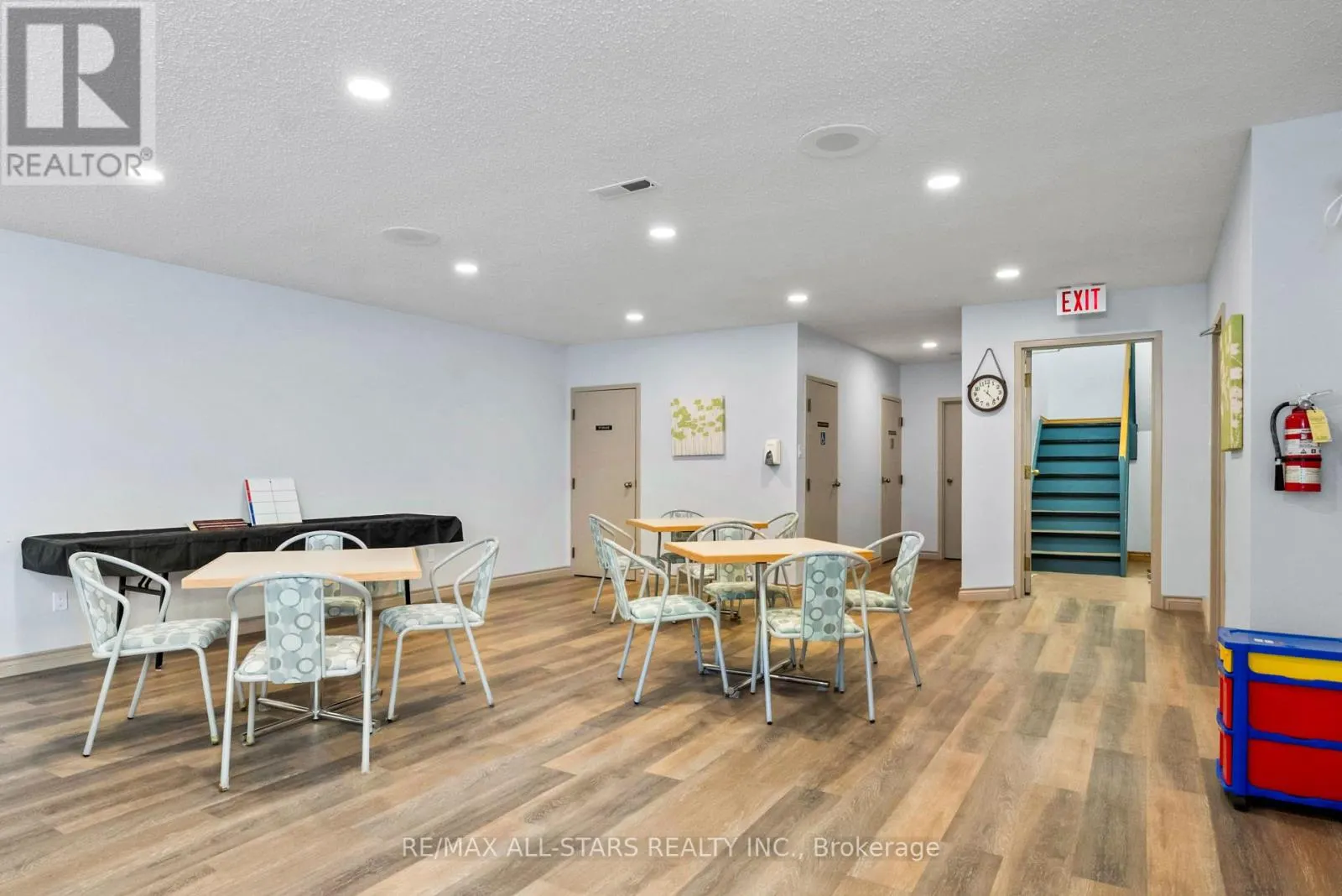 208 - 2 HERITAGE WAY
