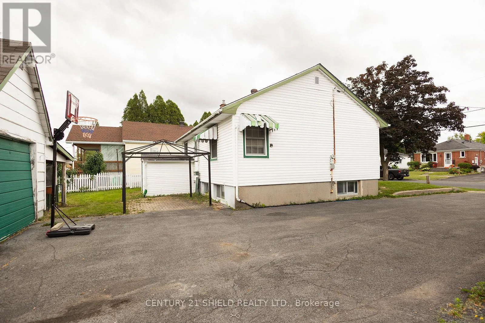 1003 LEONARD AVENUE