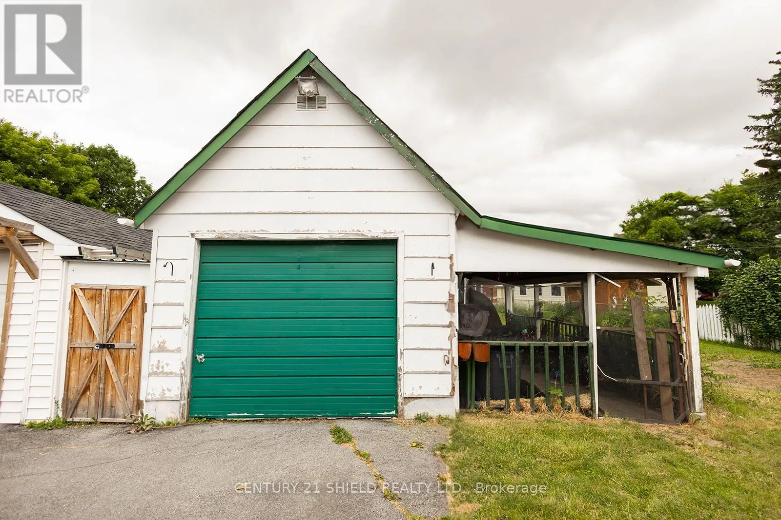 1003 LEONARD AVENUE
