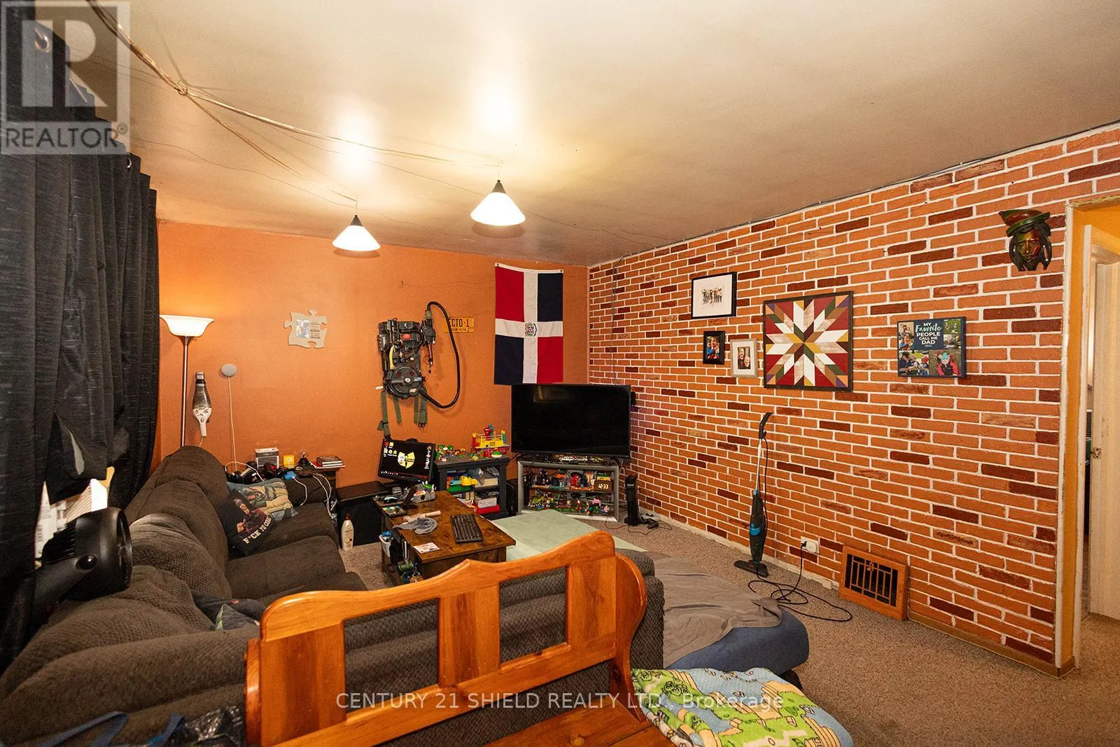1003 LEONARD AVENUE