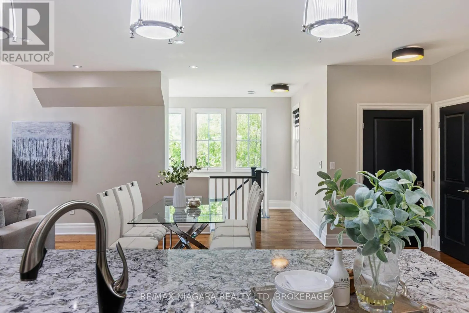 4 ABERDEEN LANE S