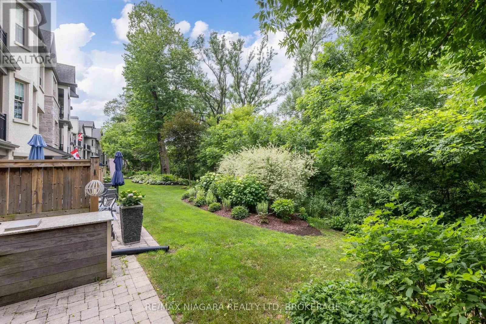 4 ABERDEEN LANE S